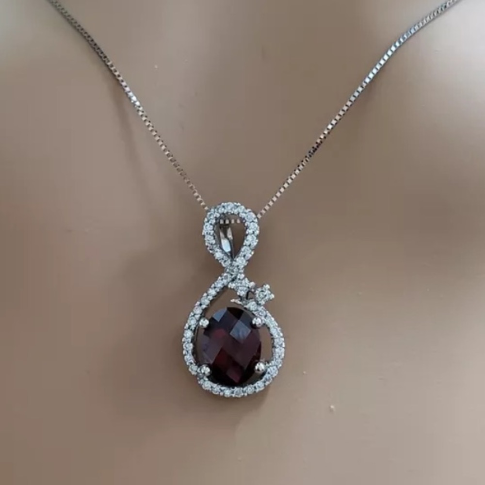 1.75 carat 14k garnet and diamond necklace